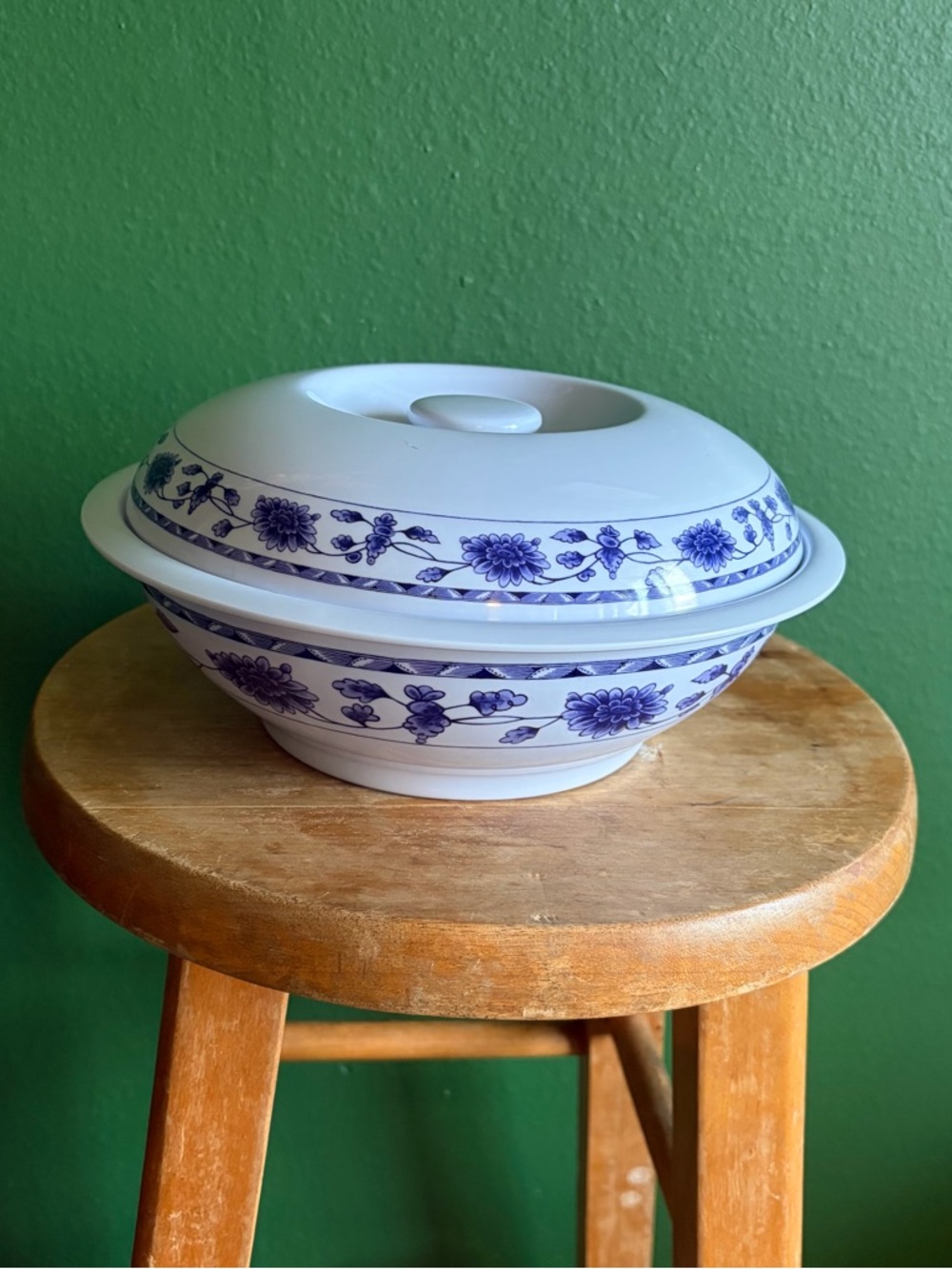 Srithai Superware Melamine Floral Serving Bowl With a lid 6 cups